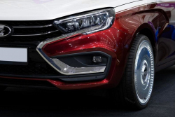 Rusové si nové Maybachy koupit nemohou, a tak si začali dělat vlastní z Lady. Připomíná to &bdquo;ruský luxus&rdquo; 80. let