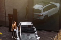 Mercedes po sérii požárů svolal do servisů desítky tisíc aut dvou typů, lidem vrací podstatně horší vozy