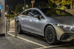 Muž si koupil tři roky starý elektrický luxus původně za 2,5 milionu jen za 700 tisíc a myslel si, že udělal terno. Mýlil se