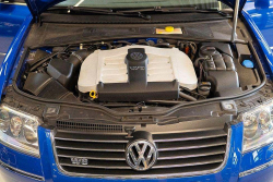 Dechberoucí, dodnes sotva jetý VW Passat W8 kombi s ručním řazením může být váš, je to dokonalé memento doby