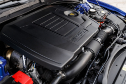 Jaguar potichu dál vyrábí a prodává spalovací auta, dokonce je teď se slevami až 52 procent nabízí za ceny levných škodovek