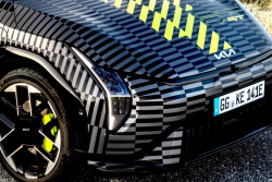 Kia chce vyrazit proti autům jako VW Golf R s tímhle. Přejeme hodně zdaru, už vzhledem bude odrazovat