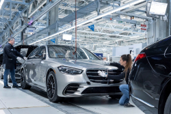 Německé automobilky nabízí zaměstnancům za „dobrovolný” odchod až 12 milionů korun, takové míry zoufalosti dosáhly