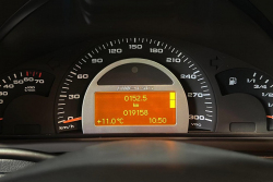 Trochu zapomenutá rodinná raketa Mercedesu se dnes i nejetá prodává za směšné peníze, i když dobový soupeř od BMW stojí miliony