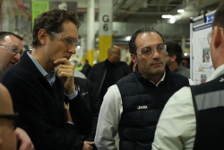 Největší hrozbou pro autoprůmysl je EU, ne Čína, říká nový šéf Stellantisu. Volá po návratu spalovacích motorů