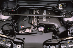 Šéf Bugatti ukázal svou soukromou sbírku aut. Je to smečka k pohledání, závidět mu budete jedno každé z nich