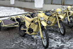 Věřte nebo ne, ale tohle je nejnovější Kalašnikov. Je to motorka s vozíčkem, vlastně pořádným &bdquo;vozejkem&rdquo;