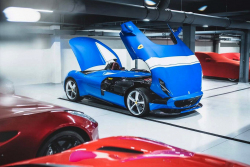 Na nenápadném místě v polském vnitrozemí stojí nedaleko od Česka ráj superaut, kde vedle sebe jen tak postávají Ferrari, Bugatti či Pagani