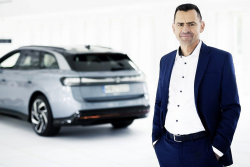 S elektromobily na věčné časy a nikdy jinak! Prodejní šéf VW po všem opakuje matku všech klišé: „Budoucnost je elektrická.”