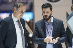 Chorvat naplňuje pohádku o chudákovi, který se stal králem. Chce vyplatit Porsche a ovládnout celé Bugatti