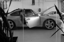 Dobrodruh objevil opuštěné dealerství Porsche, na vzácné sporťáky v něm už léta sedá prach