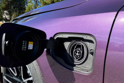 Plug-in hybridy jsou další krutou pastí na naivní kupce aut, tento připravil slavného majitele o 900 tisíc Kč za 7 měsíců
