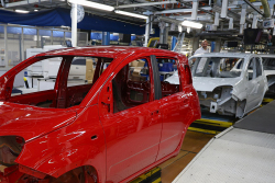 Stellantis zastavil výrobu ve dvou svých továrnách, pro nezájem ale stojí jen jedna. Té druhé láme vaz moc velký zájem