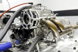 Spalovací motory může zachránit tato nová jednotka. Jede skoro na cokoli a vysoký výkon nabídne i při nulových emisích