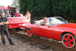 Za nejslavnějšími kreacemi Top Gearu stojí nenápadný manželský pár, který auta stlouká pomalu doma za stodolou