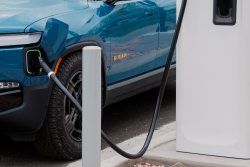 Nadšenci narvali do elektrického auta 2 tuny baterek, aby zlomili rychlostní rekord v přejezdu USA, projeli to na celé čáře