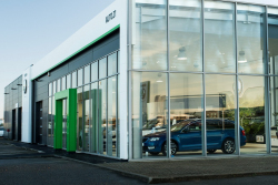 Automobilky přetáhly strunu s výrobou nových vozů, ještě letos přijdou roky nevídané slevy