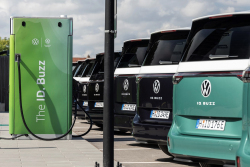 Data z celé Evropy potvrzují loňský propad prodejů všech aut do zásuvky, skoro 9 z 10 nových vozů má znovu spalovací motor