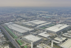 Úpadek VW pokračuje, začal zavírat továrny v Číně, kde vyrábí i Škody. Děje se tak poprvé v historii