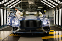 Bentley poznává krutě: Ani bohatí nechtějí kupovat horší auta za víc peněz, prodeje i zisky jsou fuč