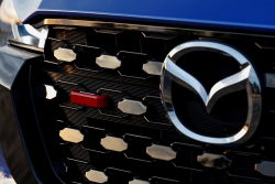Mazda skutečně skončila se svým dosavadním logem, ubohost náhrady je už za hranicí pochopitelnosti