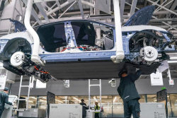 Západní automobilka si koupila čínské Porsche za cenu Octavie a rozebrala ho na díly, aby zjistila, čemu se nemůže vyrovnat