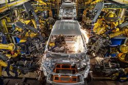 GM se kvůli elektromobilům zbavil dalších 5 tisíc lidí, jen tím ušetří přes 21 miliard Kč
