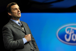 Šéf Fordu se z návštěvy Číny vrátil zděšený. Poté, co viděl v tamních továrnách, neví, zda má Ford vůbec nějakou budoucnost