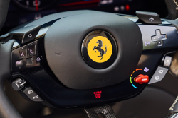 Šéf Ferrari bez okolků vysvětlil, proč všichni výrobci aut přešli na dotykové ovládání, i když ho zákazníci nenávidí