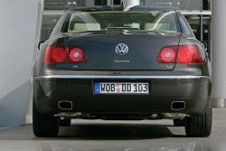 Řešení víka kufru VW Phaeton připomíná, jak přetechnizované a nedoceněné auto to je, BMW vedle něj působí jako Dacie