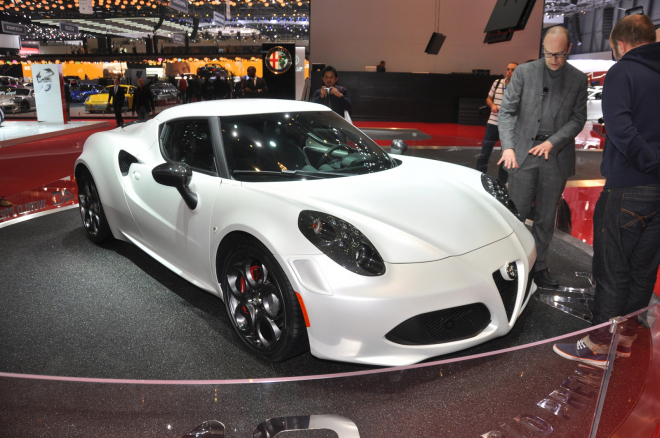 Alfa Romeo 4C v detailech: je hodně lehká, rychlá i pekelně drahá