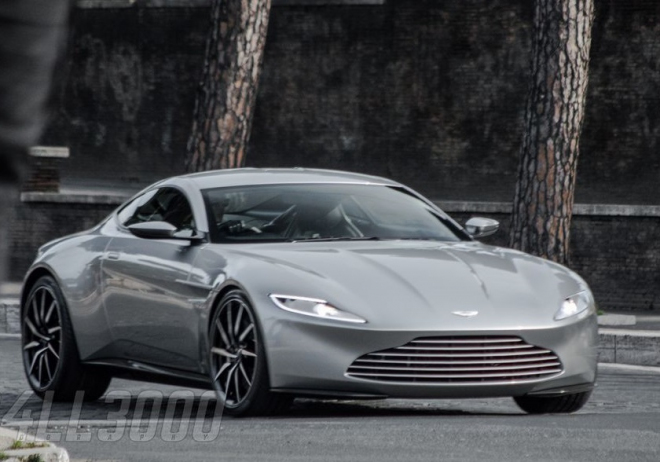 Bondův Aston Martin DB10 nafocen při natáčení, hned v několika exemplářích