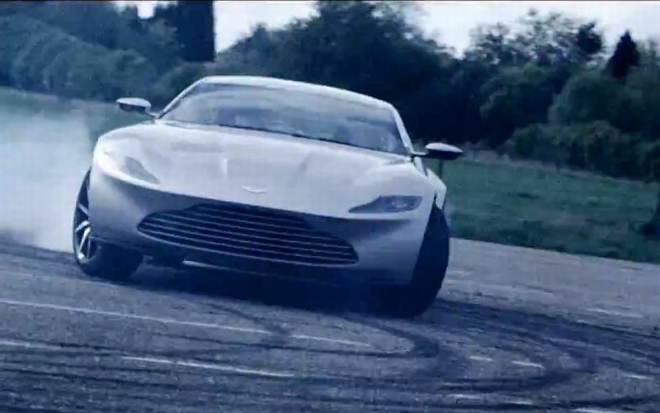 Aston Martin DB10 s manuálem řádí v novém promovideu, na zemi „vykouří” 007