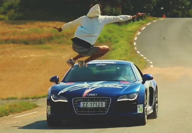 Další borec přeskočil projíždějící auto, tentokrát Audi R8 při 150 km/h (video)