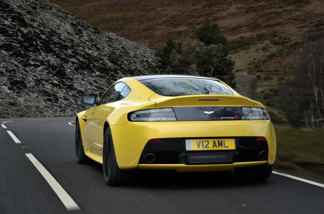 Aston Martin V12 Vantage S 2013 přiznal svou cenu i dynamiku, na stovce je za 3,9 s