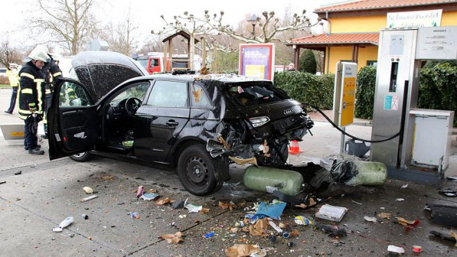 U čerpací stanice záhadně explodovalo Audi s továrním pohonem na plyn