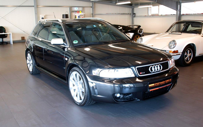 První Audi RS4 Avant s 5 tisíci ujetými km je další snová věc k mání