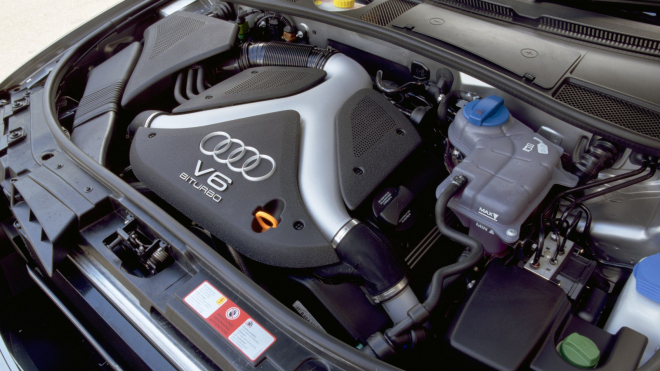 20 let staré Audi i s rozbitým neobvyklým motorem prohnalo na Autobahnu kde co