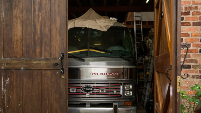 Ve stodole našli téměř nejetou vzácnost mezi obytnými vozy, stála tam 27 let. Takových aut mělo vzniknout jen 30, teď může být vaše