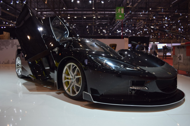 Arash AF10 na živých fotkách, 2 110 koní přenáší manuál na zadní kola