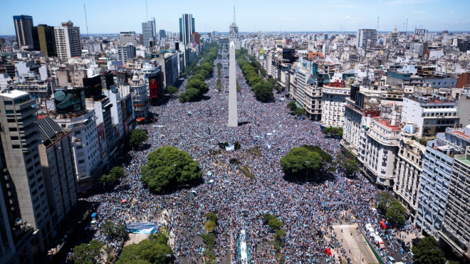 Oslavy titulu mistrů světa v Argentině se zvrhly, šampióny musel z autobusu vytáhnout vrtulník