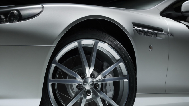 Krásný Aston Martin za miliony chátrající v Hongkongu rmoutí, pro politiky EU je to varování