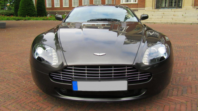 Jako James Bond z Lidlu: K mání je daleko nejlevnější Aston Martin Vantage s manuálem. Vypadá skvěle, v životě se ale neflákal