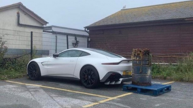 Majitel supersportu z bondovky zablokoval parkoviště rybářům, ti mu to vrátili po svém