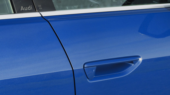 Vorsprung durch nesmysl: Dealer ukázal, jak u nového Audi A5 otevřete dveře, když se vám vybije baterka