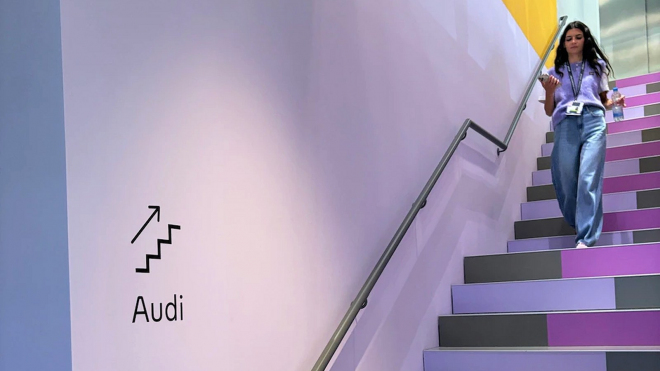 VW už se za Audi asi stydí, na autosalonu v Mnichově ho uklidil do rohu v patře a novinky zamkl