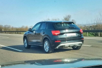 Audi Q2 znovu nafoceno na ulici, tentokrát za jízdy. S paketem S Line i bez něj