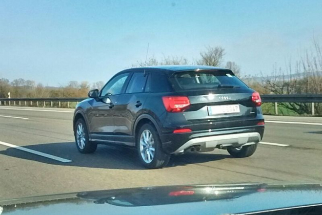 Audi Q2 znovu nafoceno na ulici, tentokrát za jízdy. S paketem S Line i bez něj