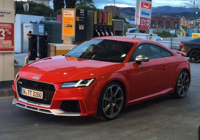 Nové Audi TT RS nafoceno bez maskování, i s novou R8 Spyder se střechou nahoře