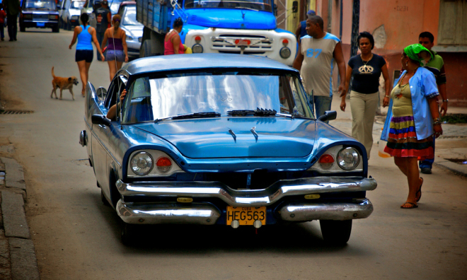 Kuba ruší embargo na dovoz aut, ráji starých Amerik bude konec